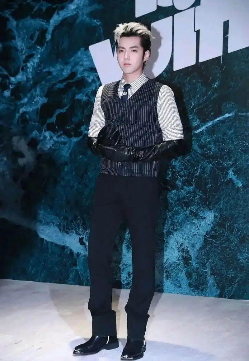 17年的时候,吴亦凡拎着一颗白菜玩偶的机场图彻底出圈,网友惊为天人