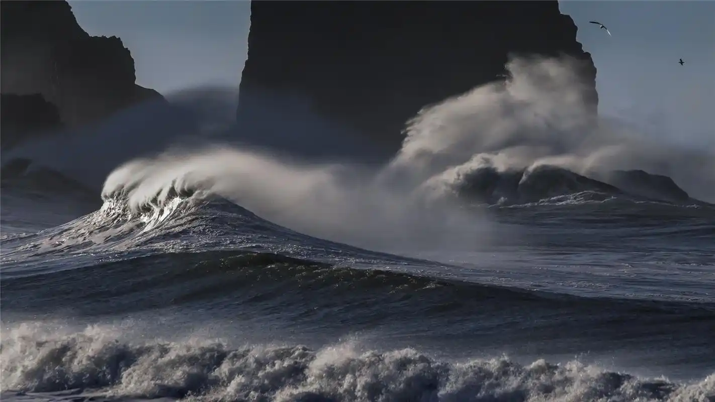 狂风巨浪的海洋高清桌面壁纸