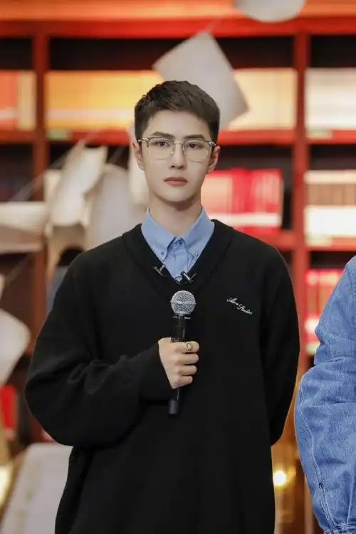 王一博天天向上#‖#桃桃美好王一博#王一博戴眼镜真的是是太温柔怂