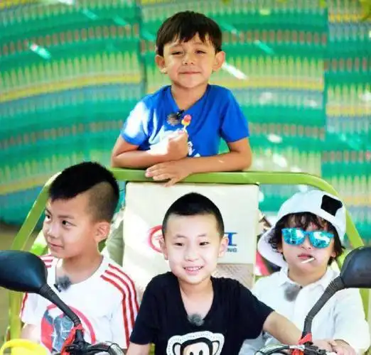 近期,有网民晒出,刘烨女儿的最新照片,小伙伴们的讨论点又重新更新