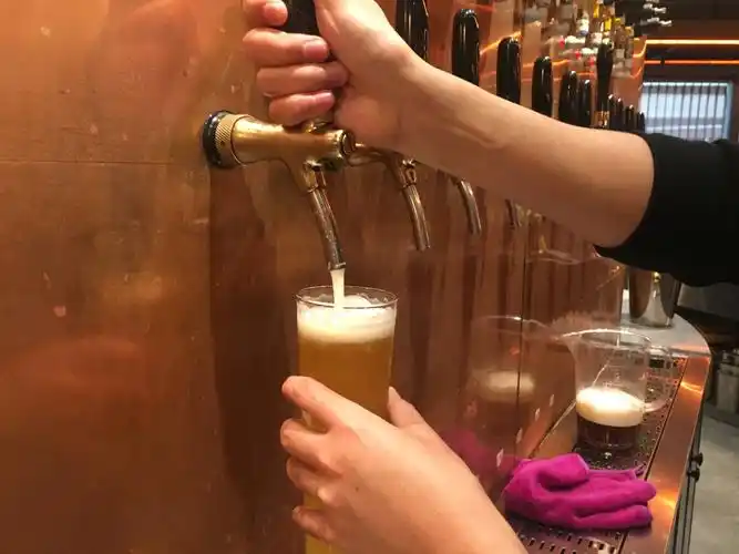 南滨路的超人气餐酒吧来万象城了,跟我到灰鹦餐酒吧喝酒去