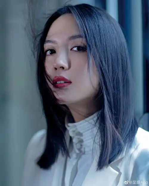 张梓琳全白西装造型##张梓琳活动状态