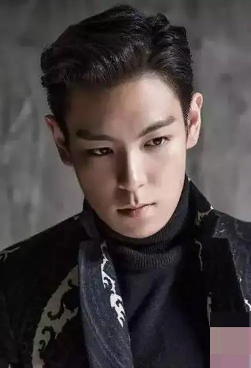 头大脸大男生适合剃哪些短发 低调帅酷的男生短发图片