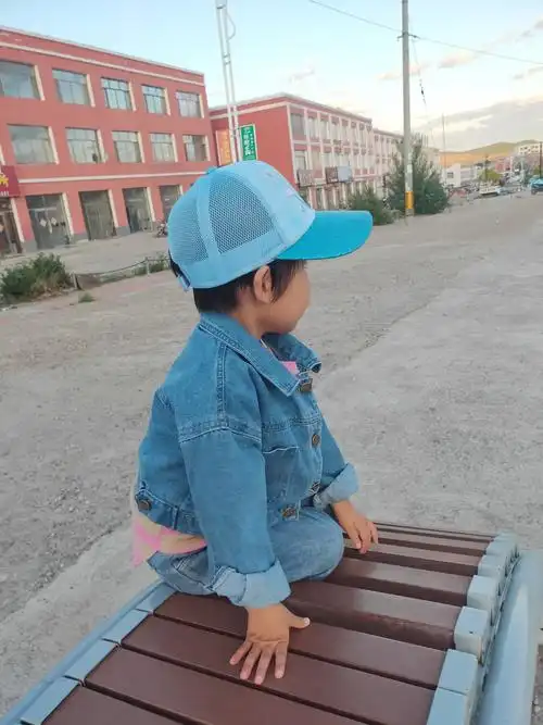 看看我的侧脸,我再戴个帽子,哈哈~我是谁呀?