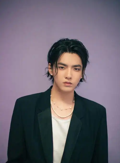 带珍珠项链的男人