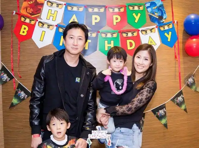 洪天明与老婆庆祝结婚7周年撇开两个帅儿子二人世界好甜蜜