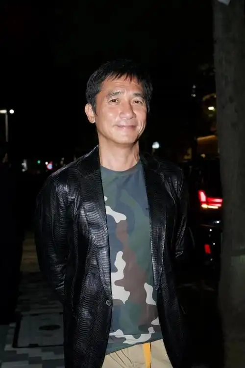 梁朝伟真实颜值曝光,脸上皱纹很多精神超好,网友表示优雅的老去__财经