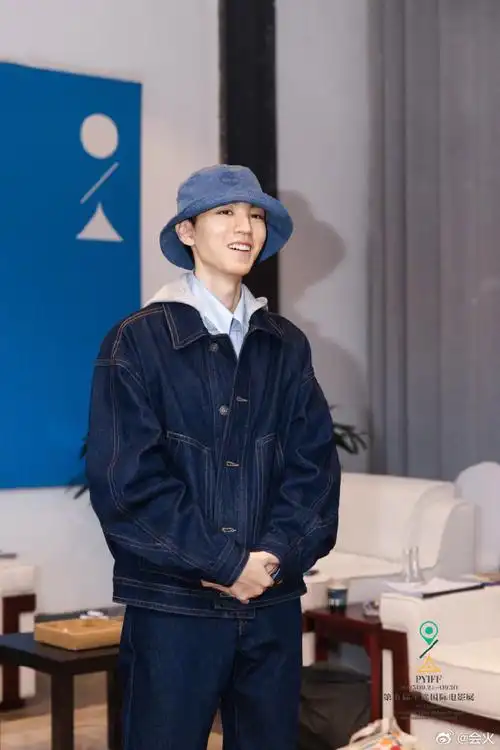 王俊凯平遥国际电影展素颜照##王俊凯平遥国际电影展举杯合照