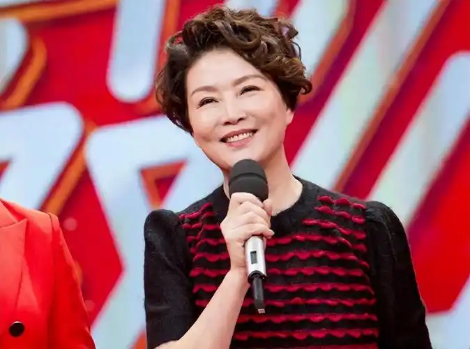 回顾国民妈妈朱茵自己婚姻失败对女儿有愧疚老年终获幸福