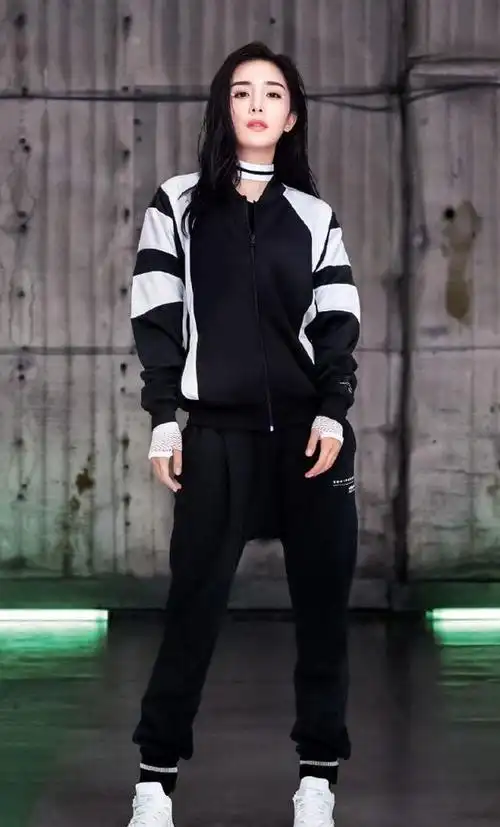 杨幂又营业了,终于不再玩下衣失踪,一身早秋运动装,眼神超带感