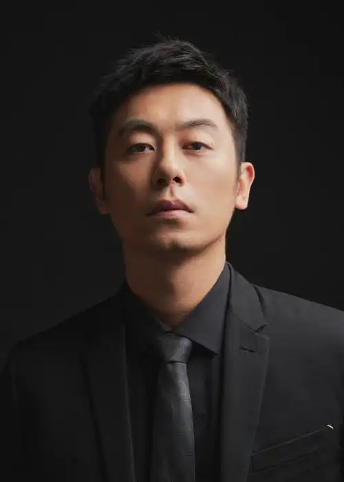 脑#@朱亚文《志愿军:雄兵出击》首映典礼大片,黑西装造型搭配满屏公式