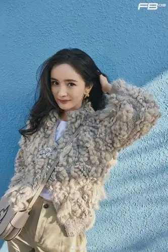 杨幂冬日街拍浅灰色羊毛卷外套冬季氛围感十足