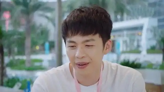 《亲爱的热爱的》最没背景的米邵飞却演得最接地气,是影迷的榜样