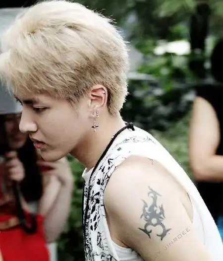 exo成员吴亦凡大臂帅气纹身图片