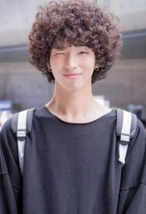 首页 男生发型 男生短发 男生头发细软适合的烫发 绝对耍出潮男的卷发