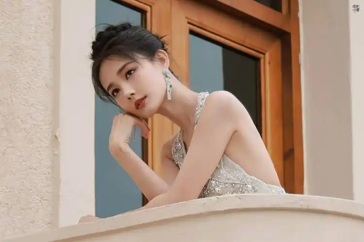 李一桐v型亮闪白色长裙美背写真