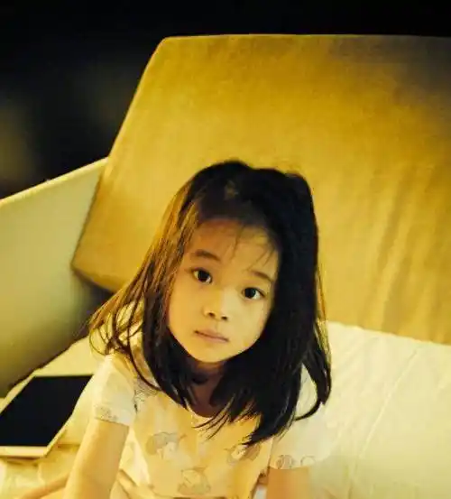 穿旗袍的梅婷太可爱了,造型传统又大气,两位王牌真像妈妈啊!