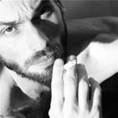 超拽男生黑白头像 霸气成熟范男生抽烟头像