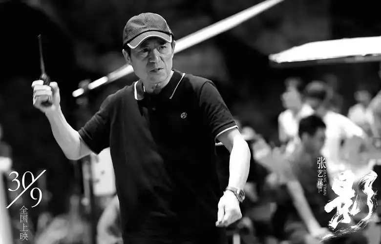 《影》曝张艺谋初心特辑 68岁仍是片场最活跃的人