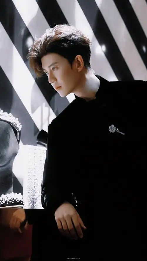 任嘉伦巴黎时装周