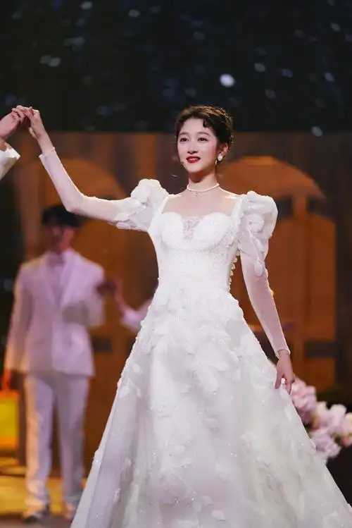 关晓彤王牌对王牌合作舞台雪狼湖致敬经典##关晓彤华晨宇王牌对王牌