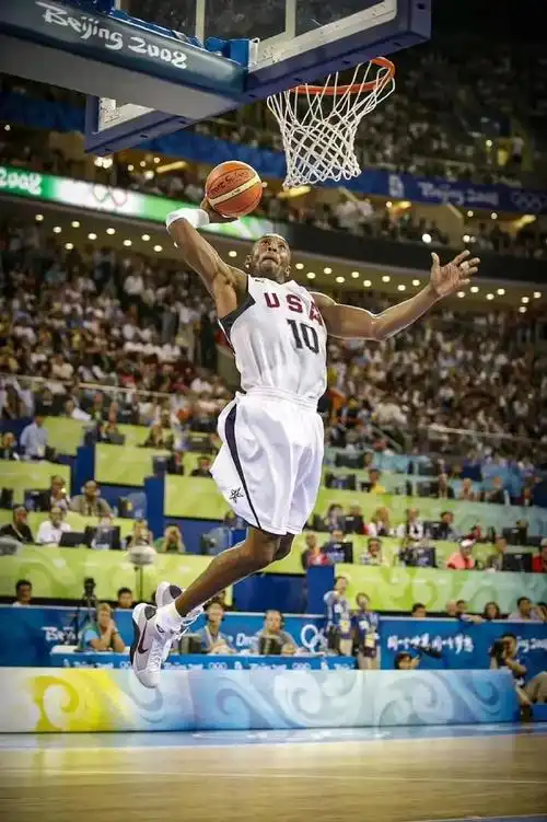 科比·布莱恩特犹如一位叱诧风云的勇士,他的每一次投篮,每一次突破都