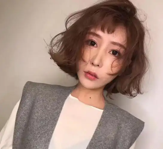 头尖的女孩如何选发型 发顶蓬松头顶尖也不怕