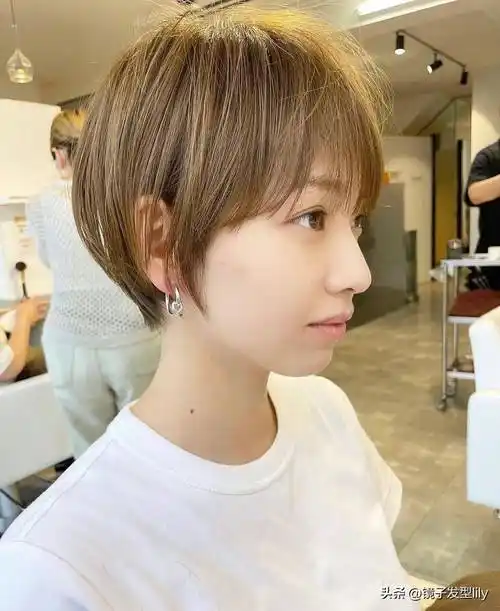 女士发型别乱剪,想美就选露耳短发,好看时尚不夸张
