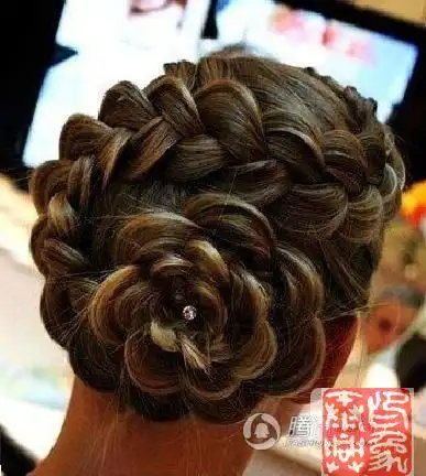 外国小萝莉亲身示范 一根麻花辫盘成花