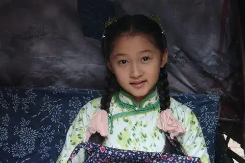 关晓彤在《刺陵》中的造型长大后她变成了林志玲……由台湾导演朱延平