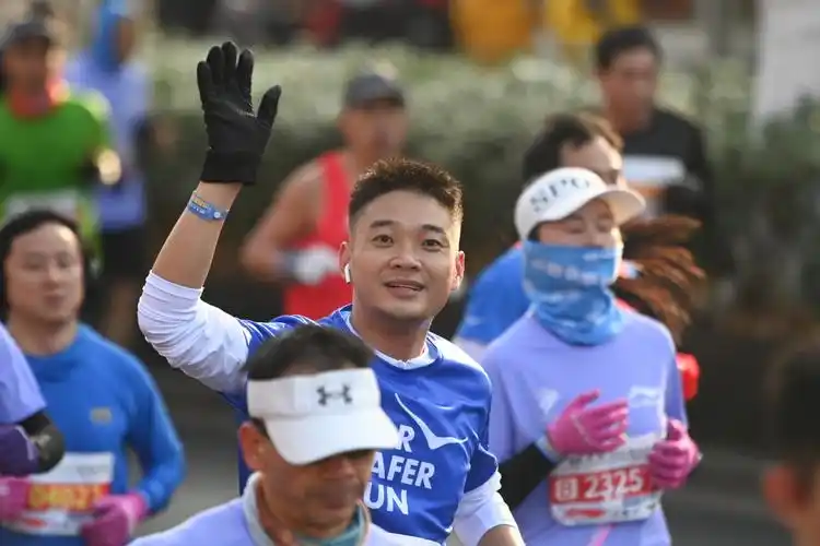 马拉松2023杭州马拉松赛鸣枪开跑2