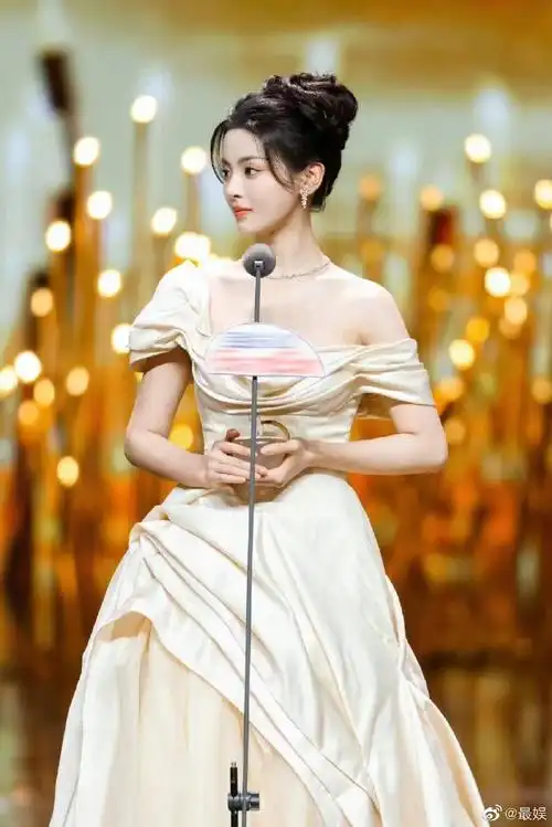 杨超越淡黄色公主裙##杨超越