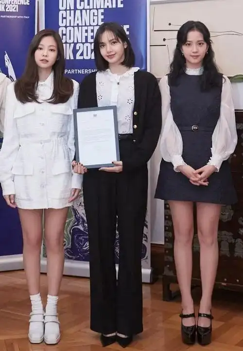 细心的白女士发现,jennie和jisoo的腿长到必须"斜着放"才行.