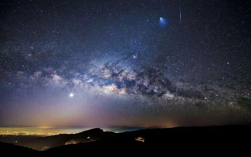 今天带来的24张梦幻星空壁纸均为1080p高清以上,其中前面16张分辨率为