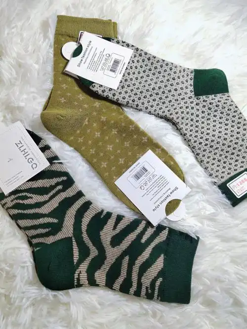 看看新买的袜子吧