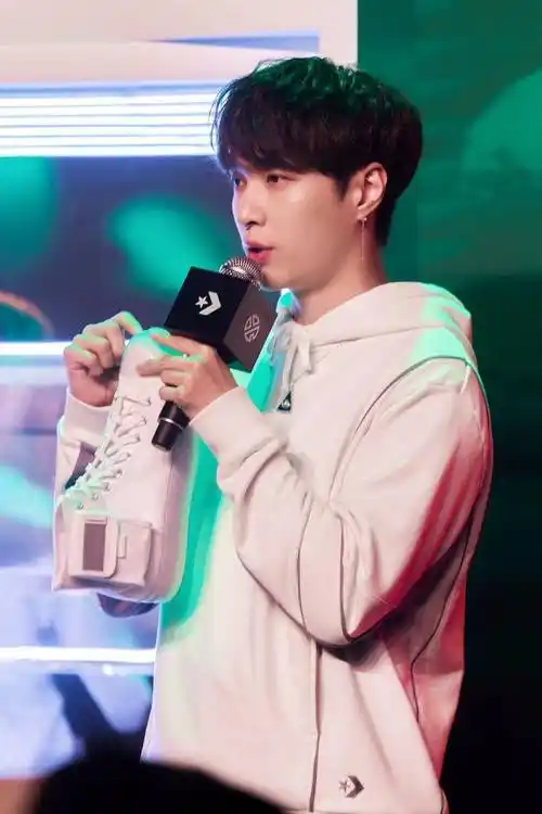 张艺兴与匡威的二次联名!