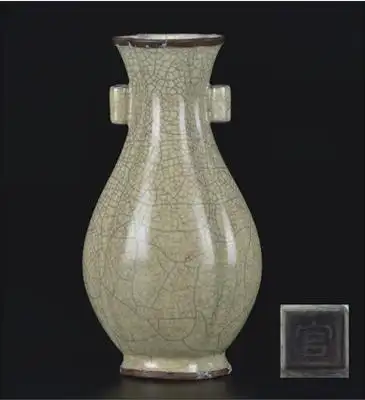 官字款哥窑瓜棱双耳瓶