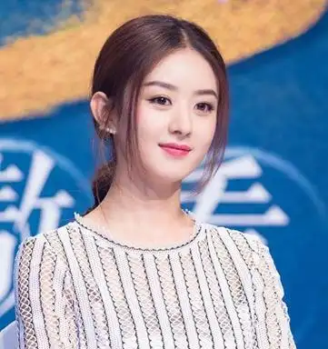 赵丽颖八字刘海低马尾辫发型赵丽颖可是大家心目中公认的圆脸女神,她