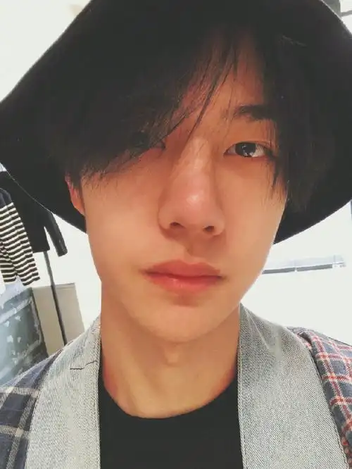 今日自拍收图 n#王一博的考古日常