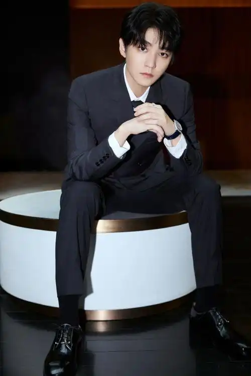 王俊凯坐姿好娇俏