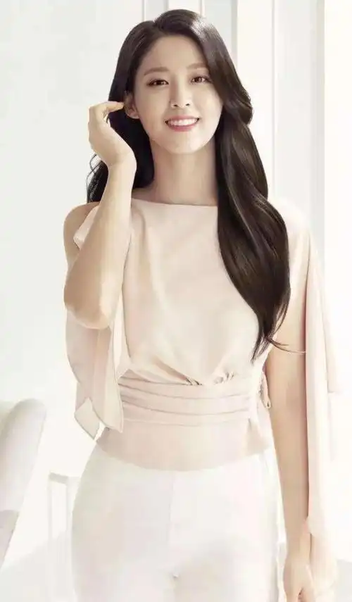 身材丰满气质出众的性感女神金雪炫