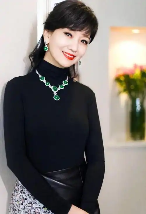 68岁赵雅芝罕见露面!身材纤瘦颈部皮肤松弛,腕间手表价格近6万