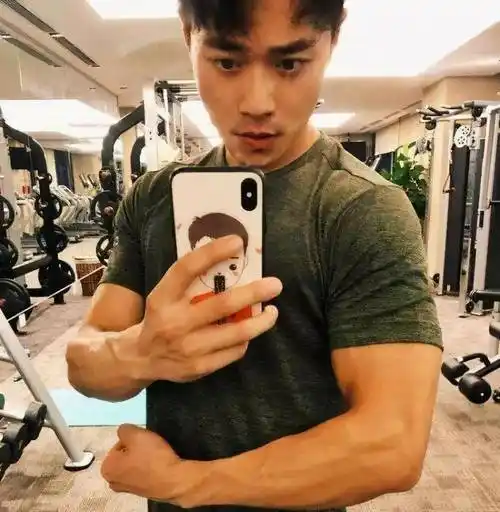 曹骏,因一张肌肉照登上热搜,粗壮手臂硬核腹肌,太帅了_训练_网友_身材
