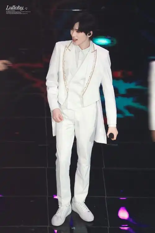 宋亚轩央视六一晚会##宋亚轩白色燕尾西装##摘星少年致敬中国航