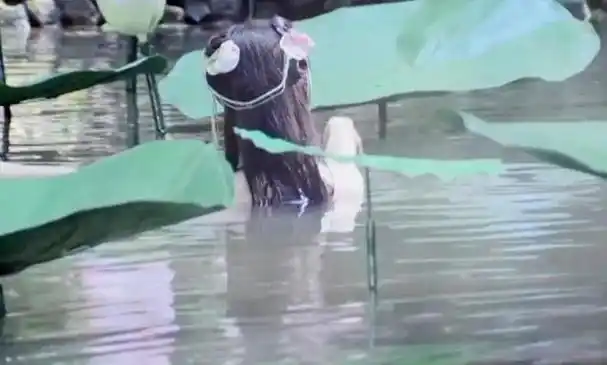 同样演美人出浴刘亦菲祝绪丹对比差异一目了然