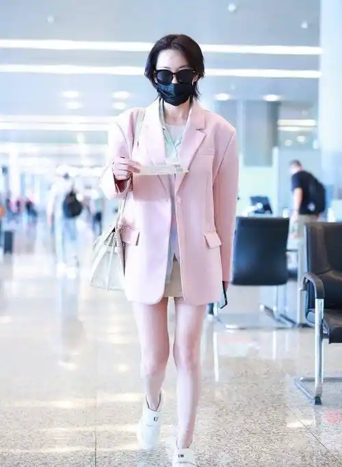 张馨予戴着"草帽"就出门了?