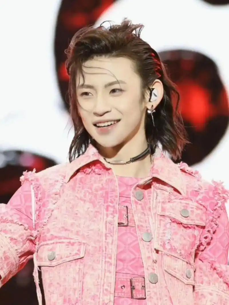 小鬼王琳凯 in copula9797 小鬼王琳凯佩戴copula 弹性线圈锁骨链