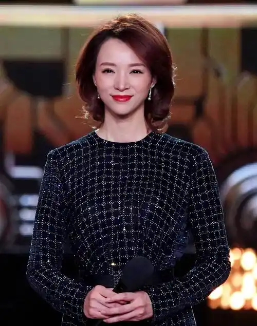 董卿亲自示范:不穿旧衣服,留着头发,50岁就没有大妈的感觉了_气质