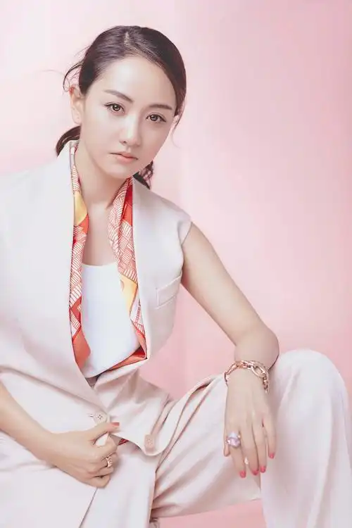 据悉,杨蓉近期正在新剧《美人为馅》剧组紧密拍摄中,挑梁出演女主苏眠