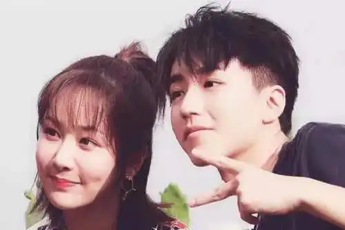 王俊凯杨紫真的有情况晒照文案相呼应再次被指隔空秀恩爱